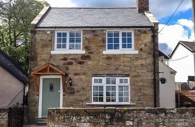 TY CERRIG, pet friendly, character holiday cottage in Nercwys