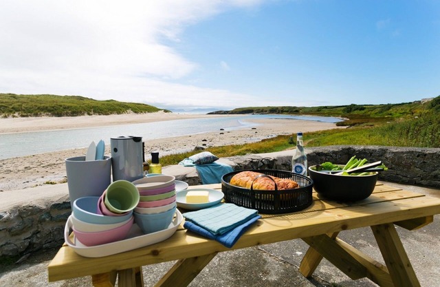 Ty Glan Y Mor - an on the beach that sleeps 6 guests in 3 bedrooms