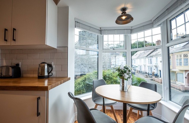 Ty Llwyd Apartment - Poppit. A light and airy coastal apartment