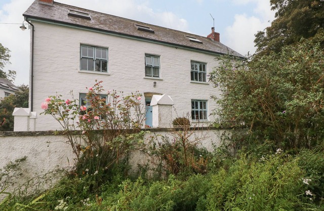 TY LLWYD, family friendly, with hot tub in Nevern