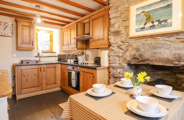 TY MAWR, pet friendly, character holiday cottage in Manod