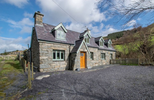 Ty'n y Maes - Four Bedroom House, Sleeps 8