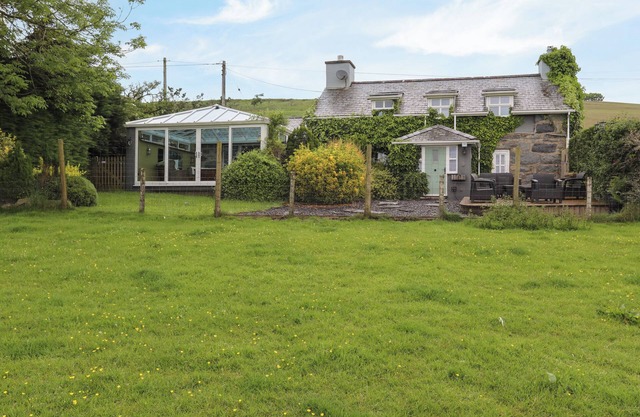 TY NEWYDD, family friendly, with open fire in Llanaelhaearn
