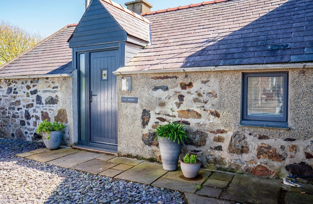 TY WOMS, romantic, character holiday cottage in Abersoch
