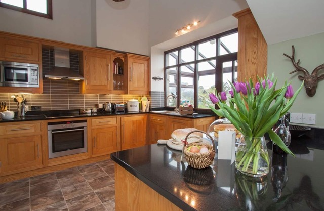 Tyan - luxury pet friendly cottage with stunning views