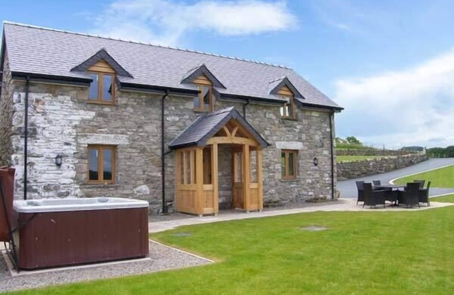 TYN Y CELYN CANOL, family friendly, luxury holiday cottage in Ruthin