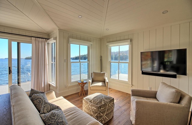 Ultimate Boathouse Entertaining, New 6 bdrm, 8 bath Cottage/Boathouse! Hot tub!