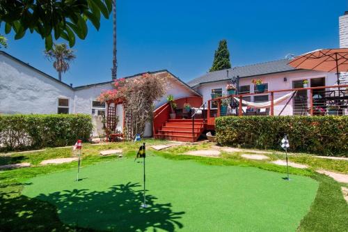 Ultimate Escape! Huge Yard Parking Walk to Beach
