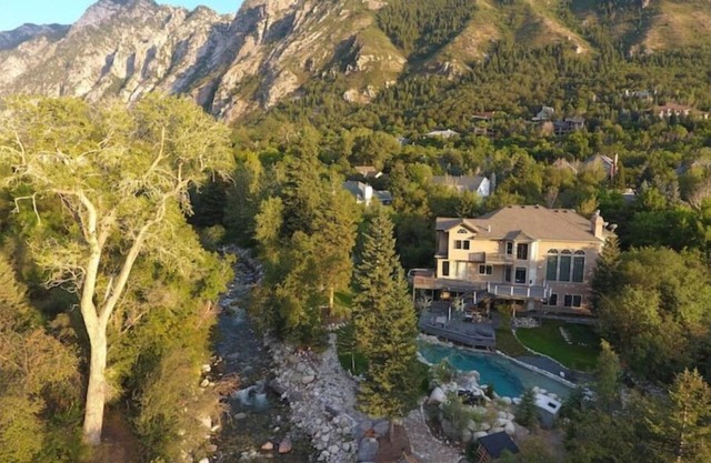ULTIMATE SKI STAY!nCLEAN + MODERN 2 BDRM/2 BATH SUITE + DEN WITH PRIVATE HOT TUB