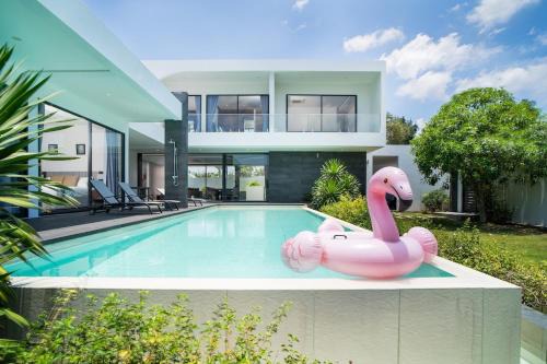 Ultra-Modern Tropical Pool Villa