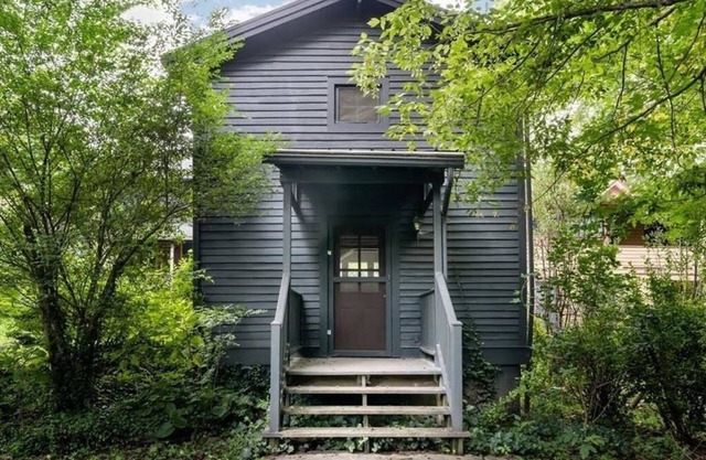 Unbeatable Location Carriage House with Great Vibe