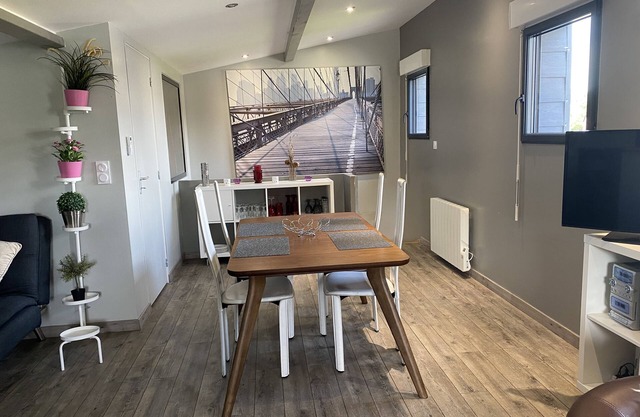 Une Annexe Avec Bureau Pour Télé Travail