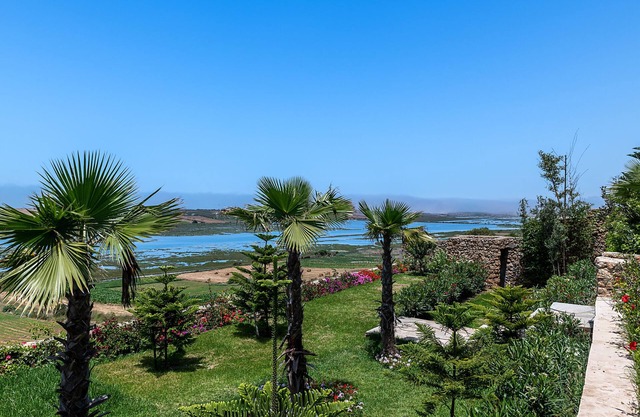 Une Belle Suite Avec Terrasse et vue Directe sur la mer