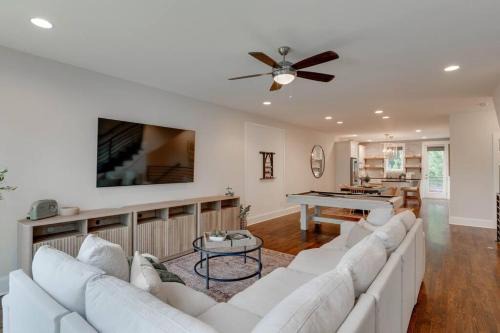 Unforgettable Townhome-Close to Broadway-10 Beds!