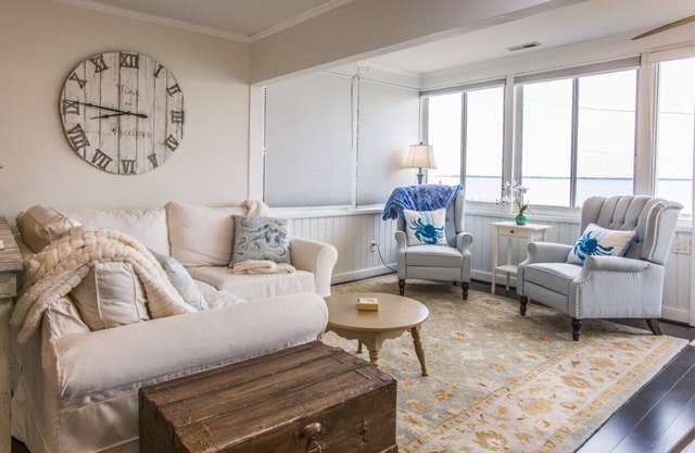 Unique 2-bedroom waterfront cottage