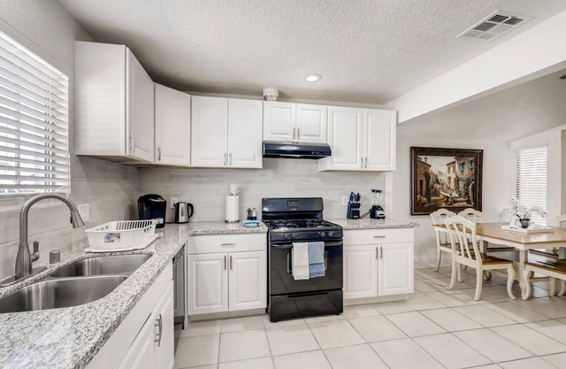 Unique 4 bedrooms 5 miles from down town Vegas
