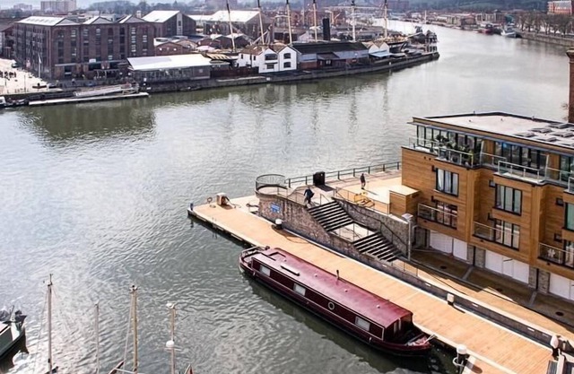 Unique Bristol Harbourside Apartment With Direct Water Views