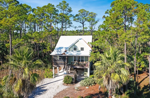 Unique custom cottage with Lagoon View, Near Indian Pass Raw Bar, Community Pool
