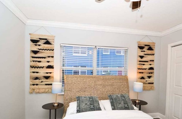 Unique & Green 2BR with Parking by Tampa's Virginia Park