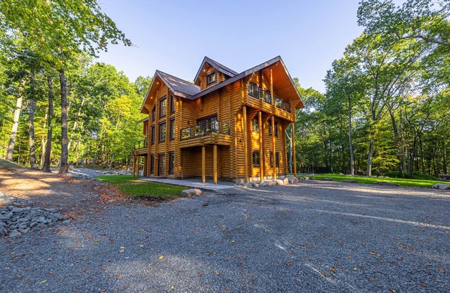 Unique Large 7 BR Log house with pool