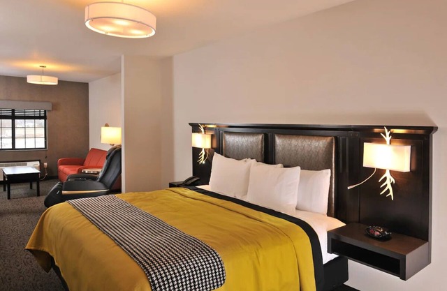 Unique Lodge Experience Next to KC - Heated Pool & Whiskey Bar