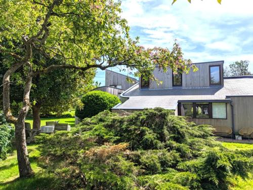 Unique & Rural Child Friendly Annexe with Large Gardens, Games & Tennis Court - Chichester Holiday Properties