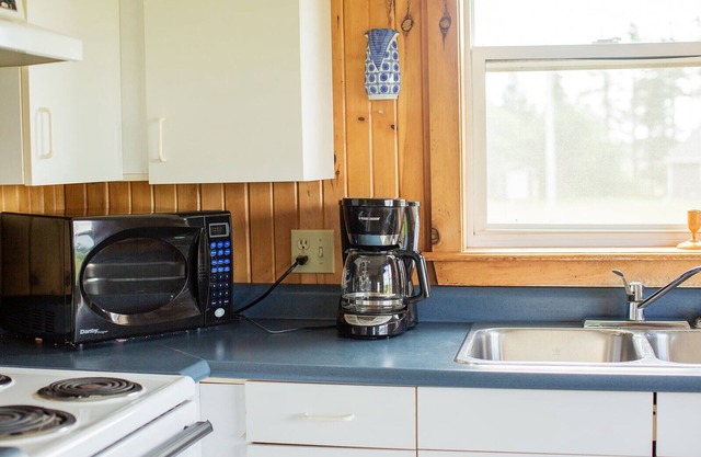 Unit 3 - Bay view cottage, near coffee shops, restaurants and beach