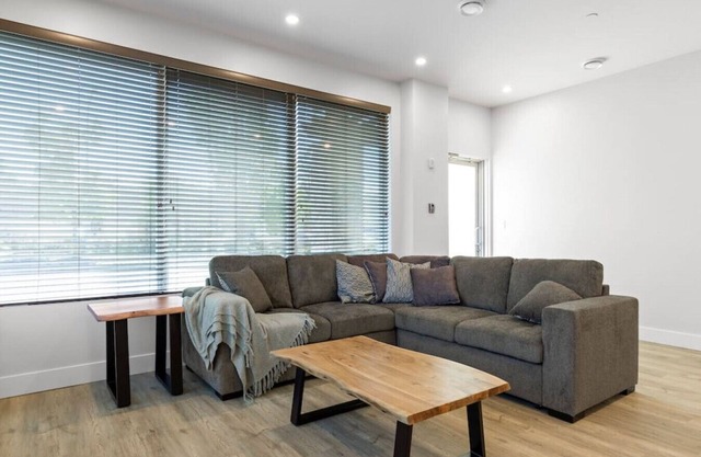 Unit 4 3bdrm Monthly available Oct-May
