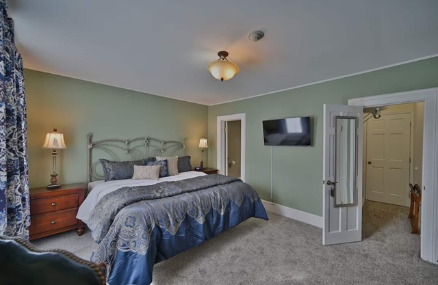 Unmissable! Central Location meets Historic Accents w/Free Breakfast
