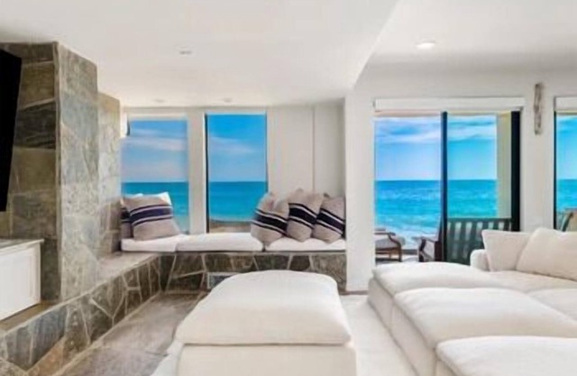 "Unrivaled Luxury at Premier Beachfront Getaway: Private Beach Access"