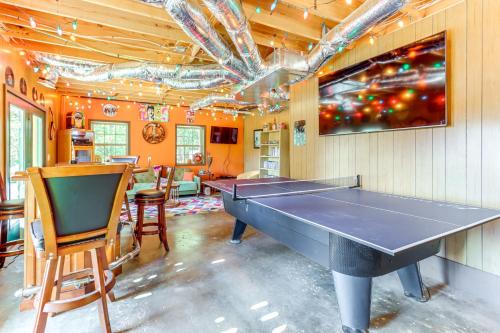 Unwind Fireside and Game Room Fun! Warne Mtn Escape