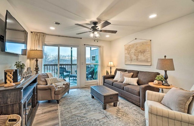 Unwind Fireside! Condo 1 Mi to Silver Dollar City