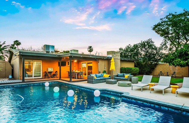 Updated, dog-friendly home with pool, putting green, fire pit, lanai, & WiFi