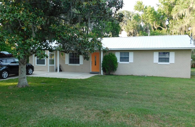 Updated Home in a Peaceful Community on Lake Harris.Convenient to Mission Inn