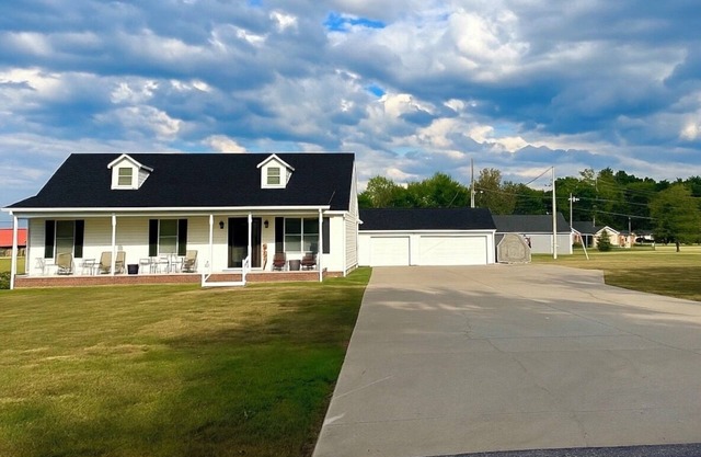 Updated home w/huge driveway. Clean, comfy & convenient! Near KY Lake