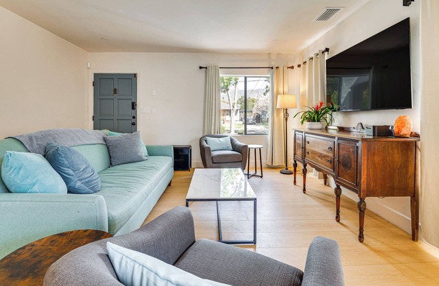 Updated Home w/Private Deck, 1 Mi to Rose Bowl!