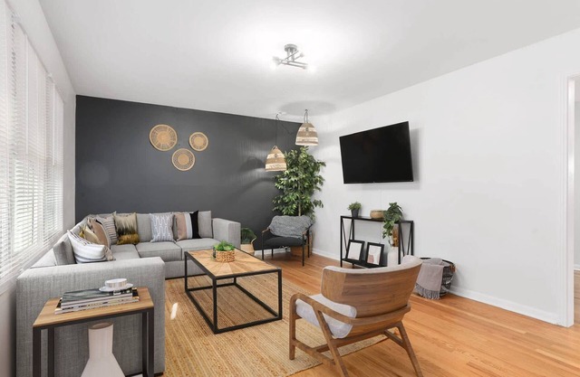 Updated Modern 4 Bedroom |King Bed |Close to shops