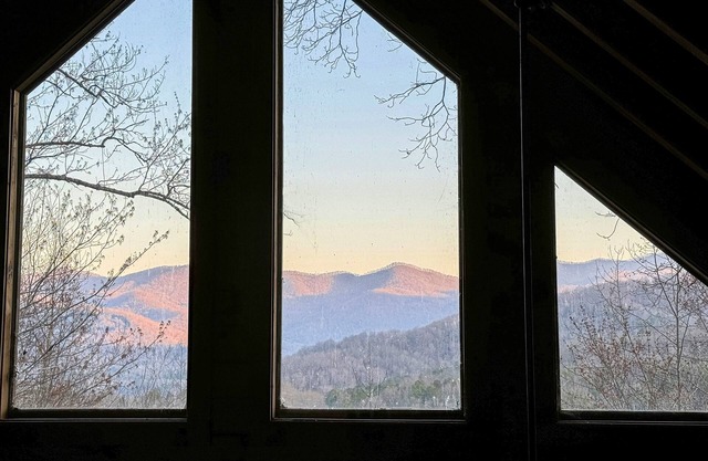 Upscale cabin w/mountain views, hot tub, minutes to Lake Chatuge