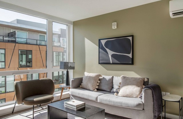 Upscale Central District 1BR w/Gym & Pets, nr Dining, by Blueground