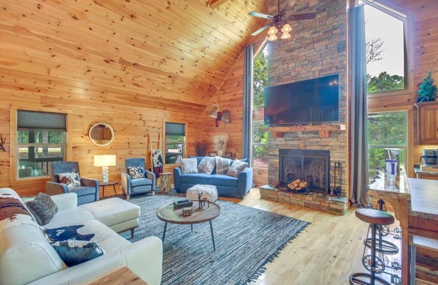 Upscale Coosawattee Cabin with Hot Tub and Fire Pit!