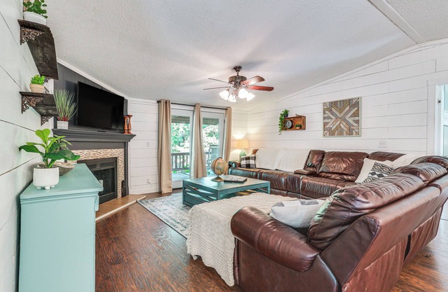 Upscale Lake Texoma Vacation Home: 1 Mi to Marina!