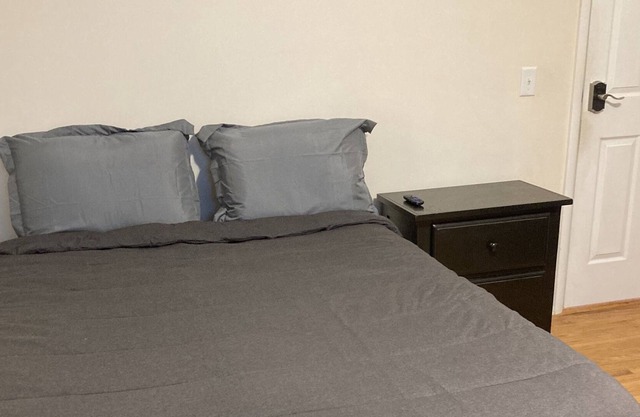 Upscale Neighborhood Cozy & Comfy w/Amenities Room #3