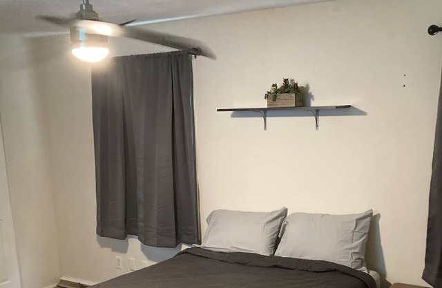 Upscale Neighborhood Cozy & Comfy w/Amenities Room #4
