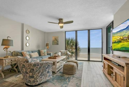 Upscale Oceanfront Condo with Panoramic Views and Pool
