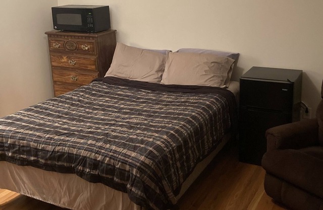 Upscale Quiet Neighborhood Master Bedroom w/Private Bath