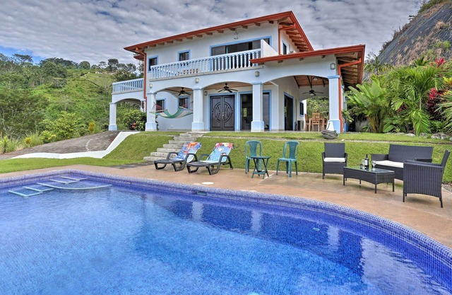 Upscale Villa: Tropical Views & Outdoor Paradise!