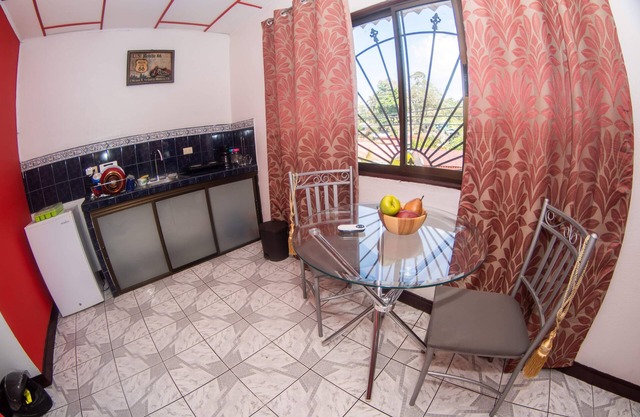 UPSTAIRS 1 BR APARTMENT. GREAT LOCATION/AC . WiFi.KITCHEN