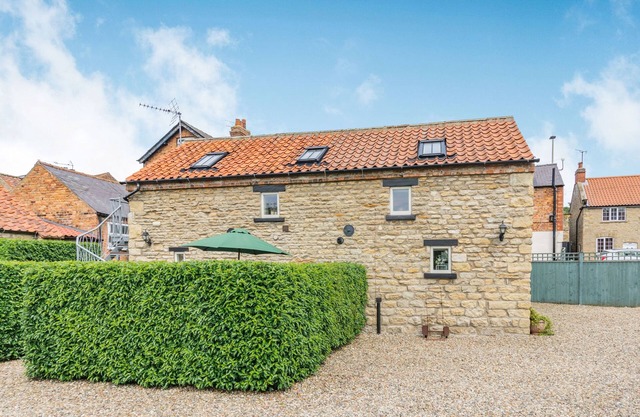 UPSTAIRS DOWNSTAIRS COTTAGE, pet friendly, with a garden in Snainton