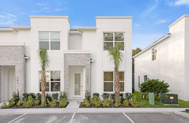 Upstay - Modern Family Townhome With Pool