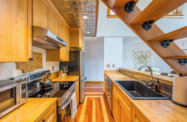 Uptown Loft: walk to everything! Monthly rental in the heart of Port Townsend